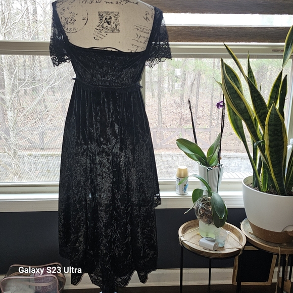 Elegant Black Velvet Dress with Floral Accents - Picture 8 of 11